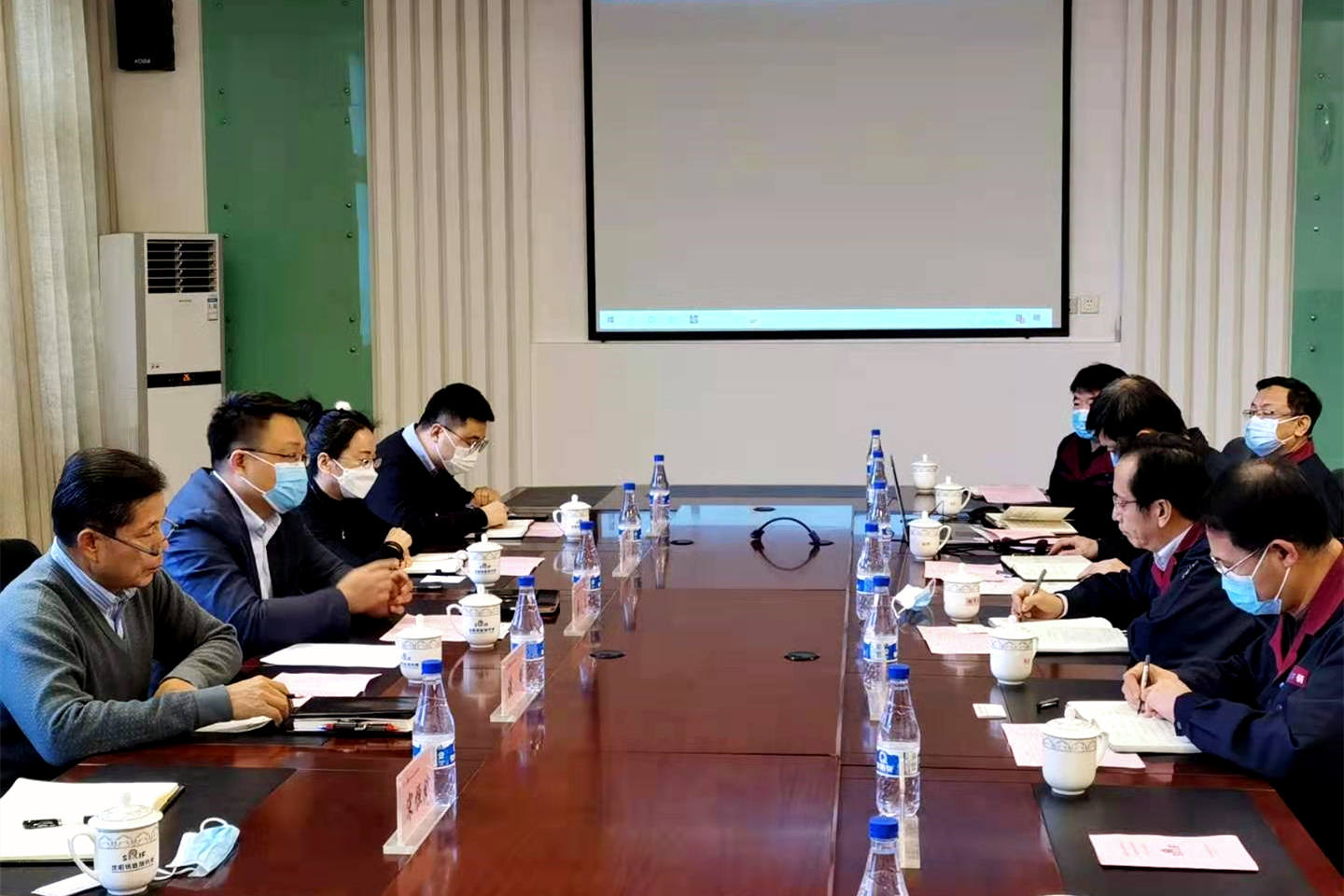 �׻𾺼����������������о������޹�˾��չ������̸