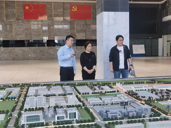 ̽��У�������·�� Я�ֲ�����ı��չ���������Ŵ�ѧ��ί�������һ�е����ſ�չ������̸